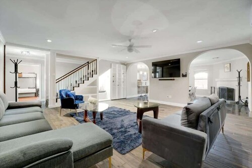 Grand 5BR-2.5B Villa with Pool & Hot Tub