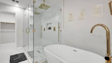 Bathtub, hair dryer, towels, shampoo