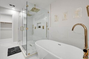 Badewanne, Haartrockner, Handtücher, Shampoo