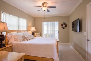 2 bedrooms, desk, iron/ironing board, free WiFi - Paradise Shores #5 | 1 block to beach | 1 gig WiFi (Pompano Beach)