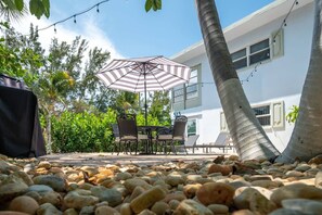 Outdoor dining - Paradise Shores #5 | 1 block to beach | 1 gig WiFi (Pompano Beach)