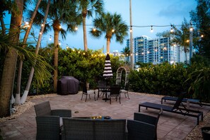 Outdoor dining - Paradise Shores #5 | 1 block to beach | 1 gig WiFi (Pompano Beach)