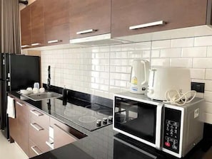 Microonde, tavolo da pranzo