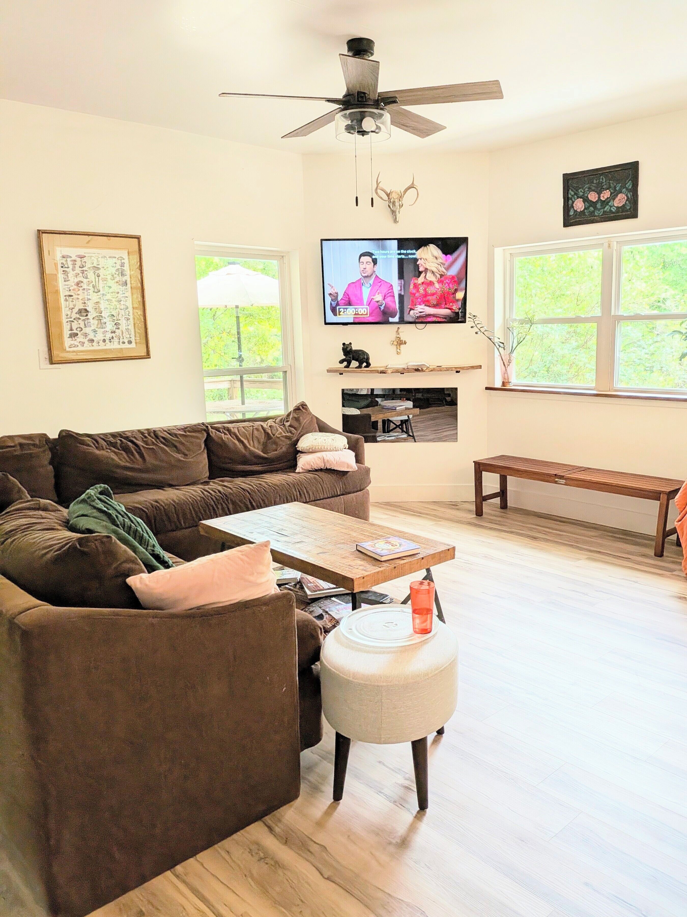 Smart TV, fireplace