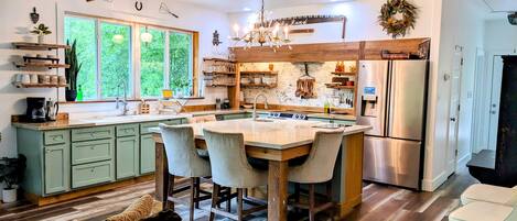 Geladeira, micro-ondas, fogão, cooktop