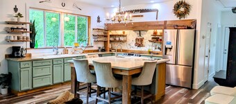 Relaxing, vacation! for 1 or 11 w/fire pit on the river!