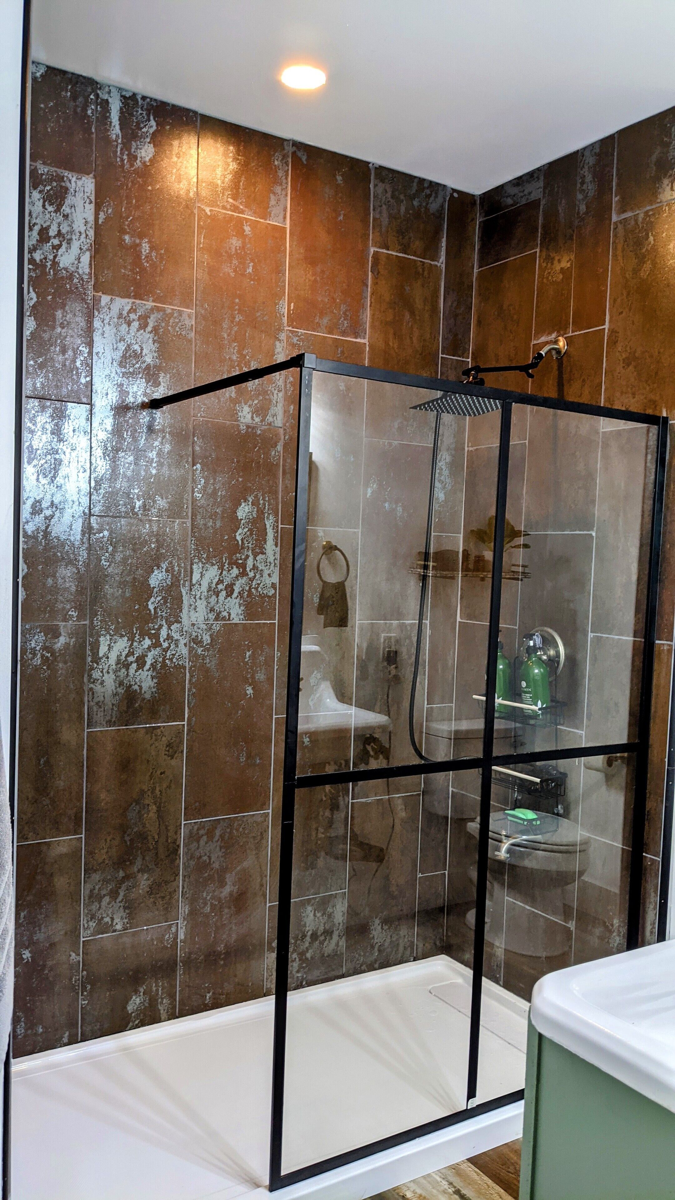 Ensemble douche/baignoire, sèche-cheveux, serviettes fournies, savon