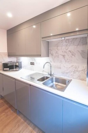 Refrigerador, microondas, horno y lavavajillas 