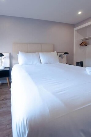 1 habitación, tabla de planchar con plancha y ropa de cama 
