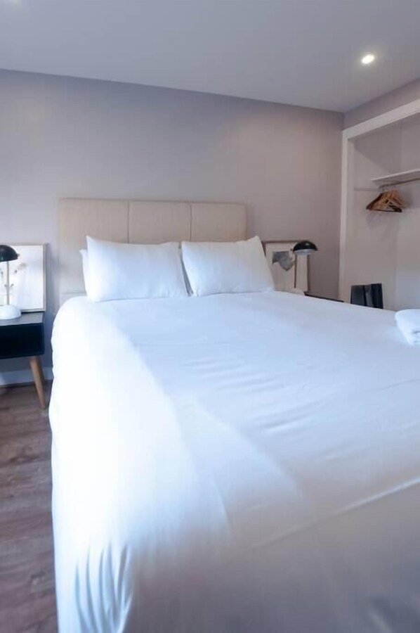 1 habitación, tabla de planchar con plancha y ropa de cama 