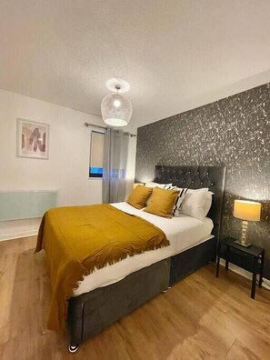 1 bedroom, iron/ironing board, bed sheets - Merchant City 1 BD Exec Apart w/parking Albion 2 (Glasgow City)