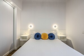2 chambres, coffres-forts dans les chambres, fer et planche à repasser