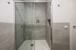 Dusche, Haartrockner, Handtücher
