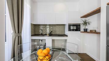 Een koelkast, een magnetron, een oven, een kookplaat