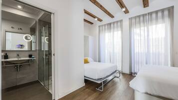 Een strijkplank/strijkijzer, gratis wifi, beddengoed