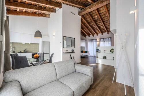 Beautiful renovated studio penthouse