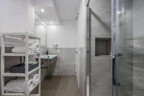 Ducha, secador de pelo y toallas