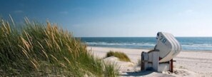 Ein Strand mit einem Rettungsturm und einem Sandufer.
