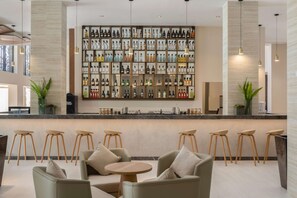 4 bars/lounges, 2 poolside bars, swim-up bar, beach bar - Serenade All Suites - Adults Only Resort (Punta Cana)