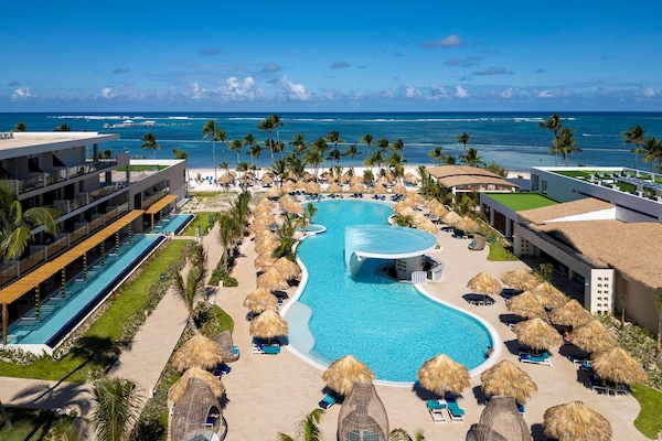 3 utomhuspooler, cabanor (tilläggsavgift) och parasoller