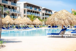 3 piscinas externas, barracas, guarda-sóis