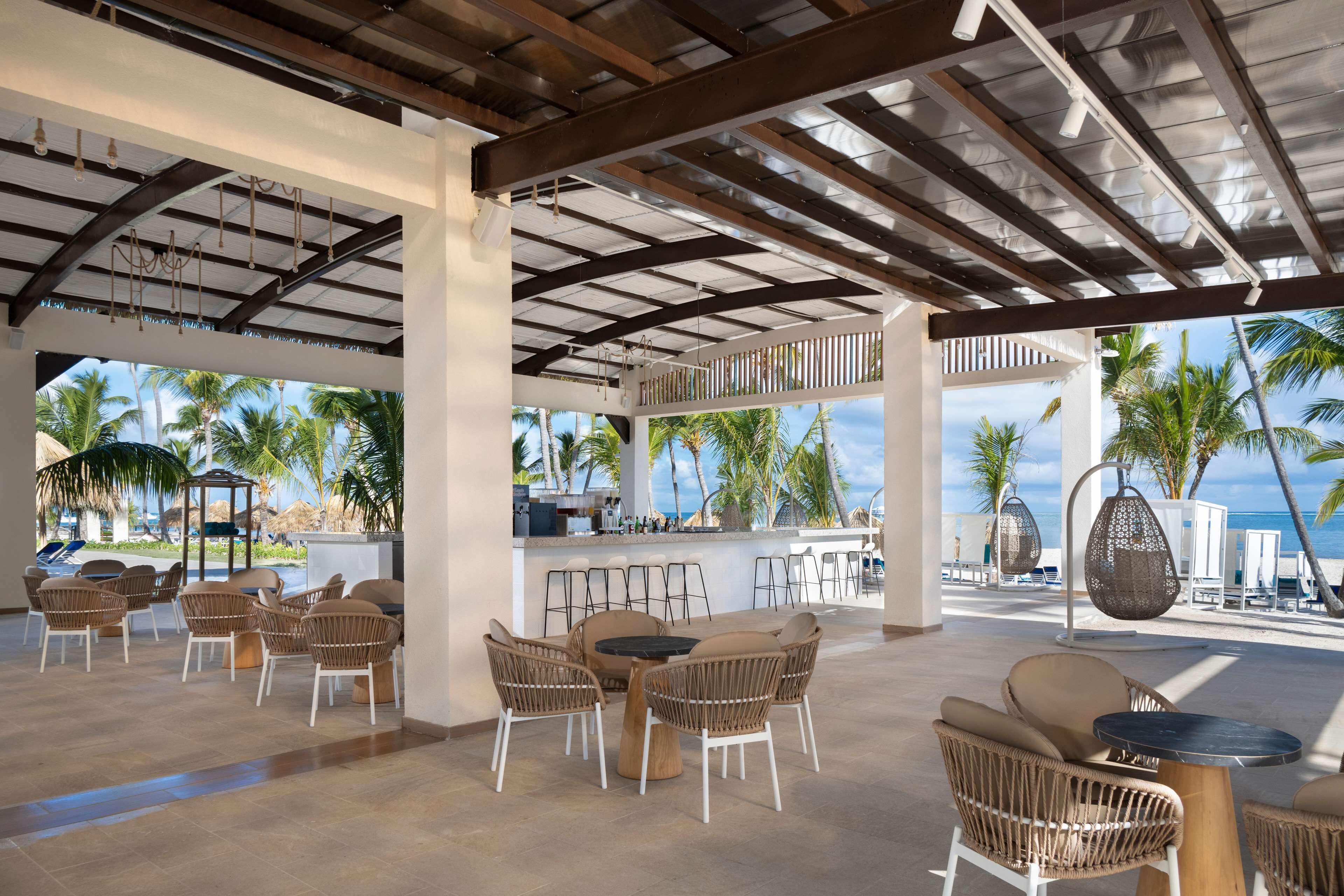 4 Bars/Lounges, 2 Poolbars, Bar im Pool, Strandbar