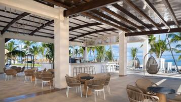 4 Bars/Lounges, 2 Poolbars, Bar im Pool, Strandbar
