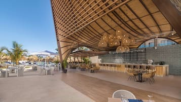 4 bar/lounge, 2 bar a bordo piscina, bar sull'acqua, bar sulla spiaggia