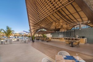 4 bares, 2 bares junto a la piscina, bar en la piscina, bar en la playa