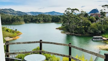 Suite Premium, balcon, vue lac | Terrasse/Patio