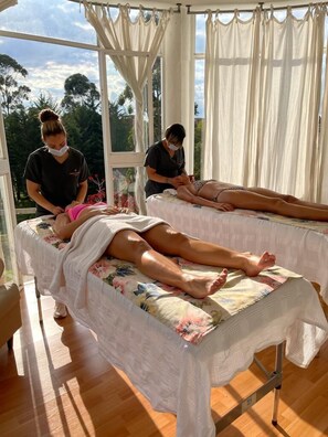 Massagens com pedras quentes
