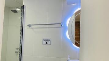Kamar Deluks | Kamar mandi | Handuk