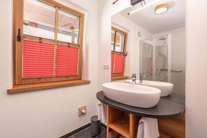 Bathroom - Hotel Garni zum Schwan (Waldmuenchen)