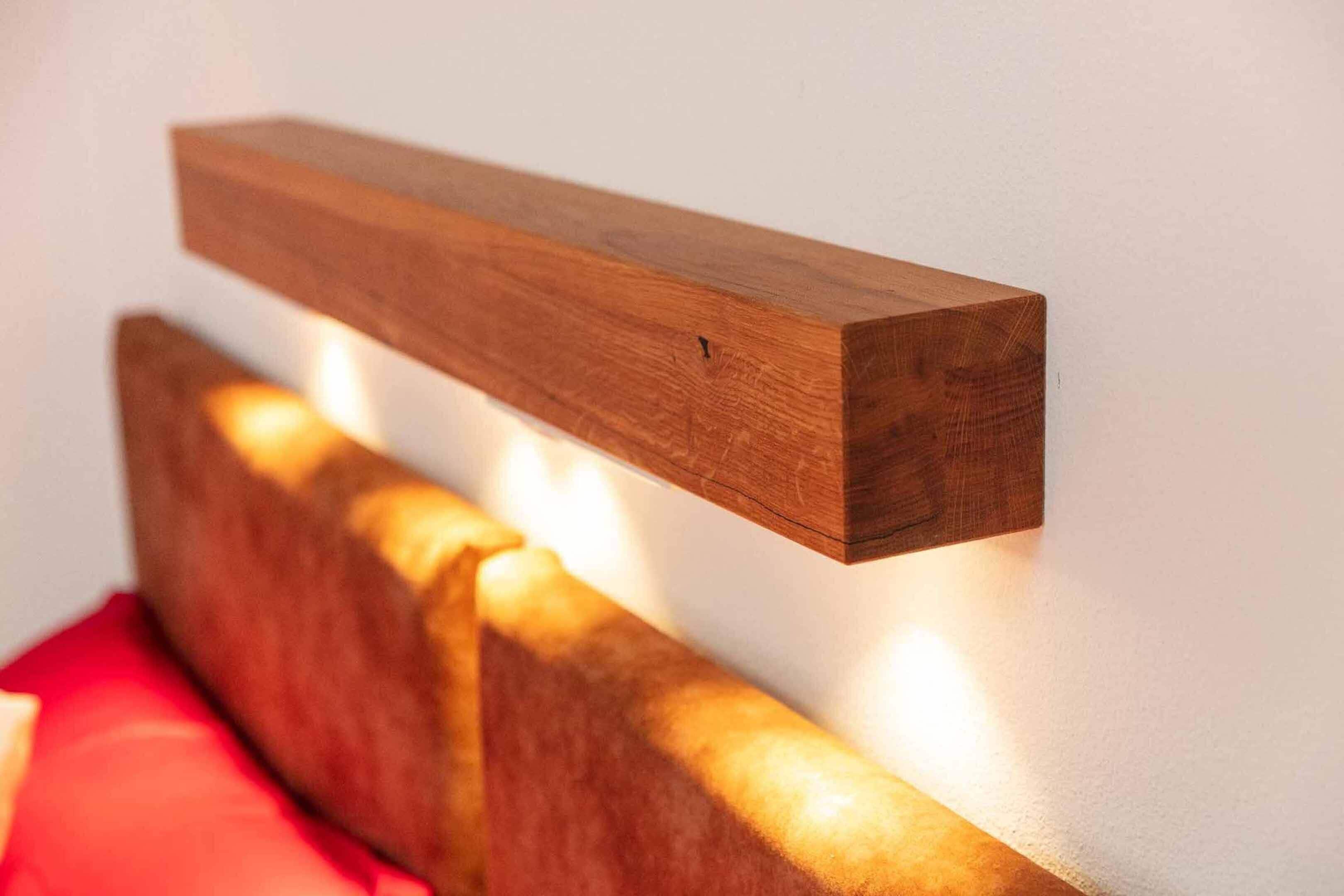 Cabecera de madera con lámpara.