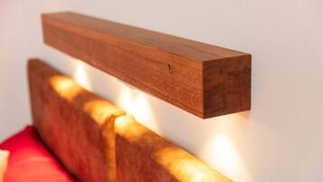 Cabecera de madera con lámpara.