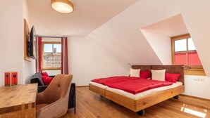 Une chambre à coucher avec un lit en bois, un bureau et une chaise.