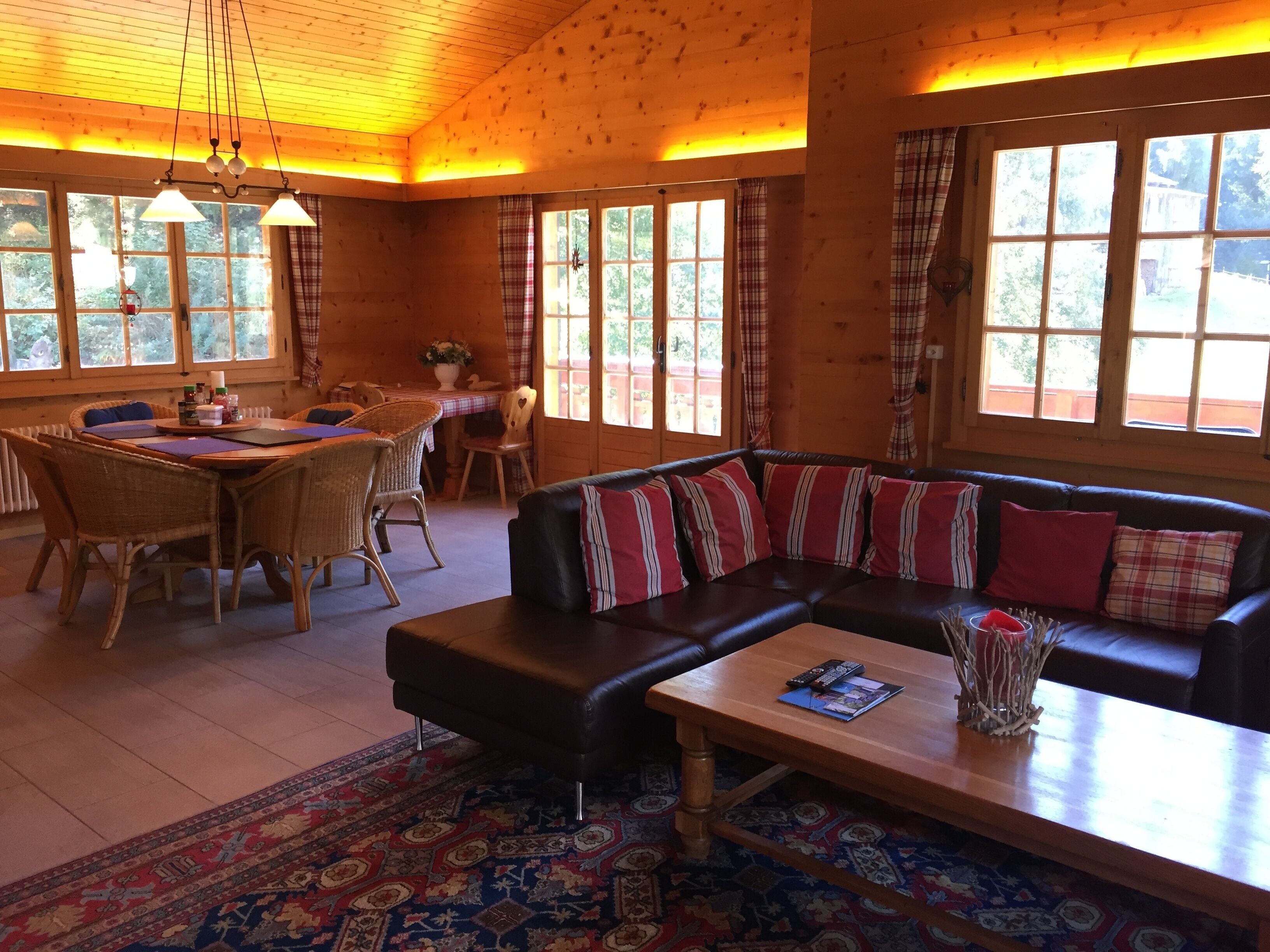 Smart-TV, Kamin, Tischtennisplatte, Bücher