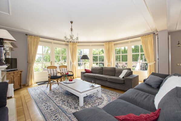 تلفزيون ذكي، كُتُب، ستيريو