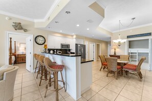 Interior - Walking Distance to Schooners and State Park (Panama City Beach)
