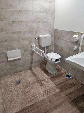 Family Room | Bathroom | Shower, bidet, towels, soap - Hotel Big Bang (Rome)
