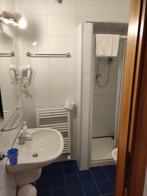 Ducha, bidet, toallas, jabón