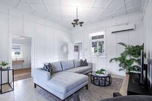 Living area - West end Charm 5 bed, 3km to CBD (Brisbane)