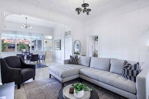 Living area - West end Charm 5 bed, 3km to CBD (Brisbane)