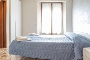 Quarto casal, 1 cama de casal, sacada, vista para o mar | Quartos à prova de som, berço de viagem, Wi-Fi de cortesia