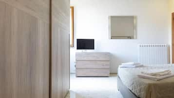 Habitación triple, vista al mar | Insonorización, cuna de viaje, wifi gratis y ropa de cama 