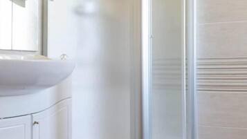 Ducha y bañera combinadas y cabezal de ducha tipo lluvia