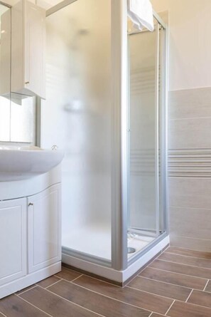 Combined shower/tub, rainfall showerhead, hair dryer, bidet - B&b Alba sul Mare (Massignano)