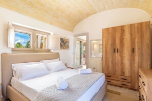 3 bedrooms, in-room safe, iron/ironing board, free WiFi - Trullo with salt pool, sea view, BC. WiFi, 4 km from the sea, 4 km from Ostuni (Ostuni)