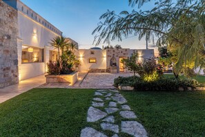 Property grounds - Trullo with salt pool, sea view, BC. WiFi, 4 km from the sea, 4 km from Ostuni (Ostuni)