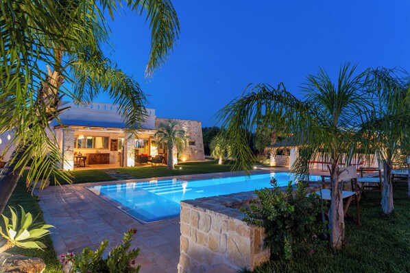 Outdoor pool - Trullo with salt pool, sea view, BC. WiFi, 4 km from the sea, 4 km from Ostuni (Ostuni)